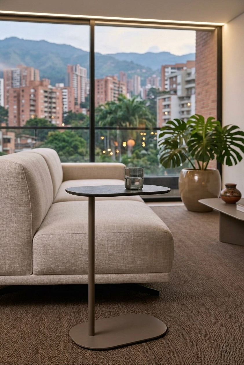 Mesa Auxiliar Ona en madera natural, fabricada a medida por Casa Líder en Medellín