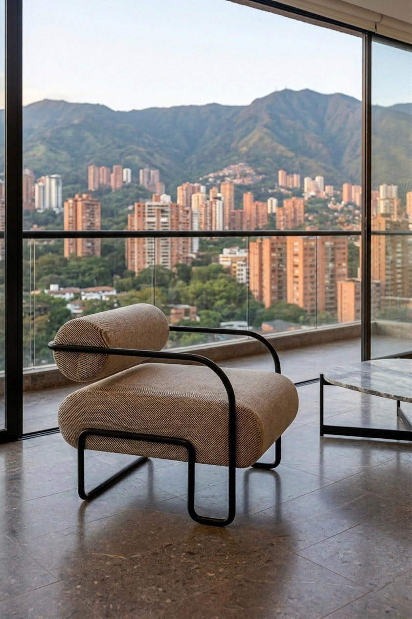 Poltrona Aro de Casa Líder, tapizado personalizable sobre estructura en madera maciza