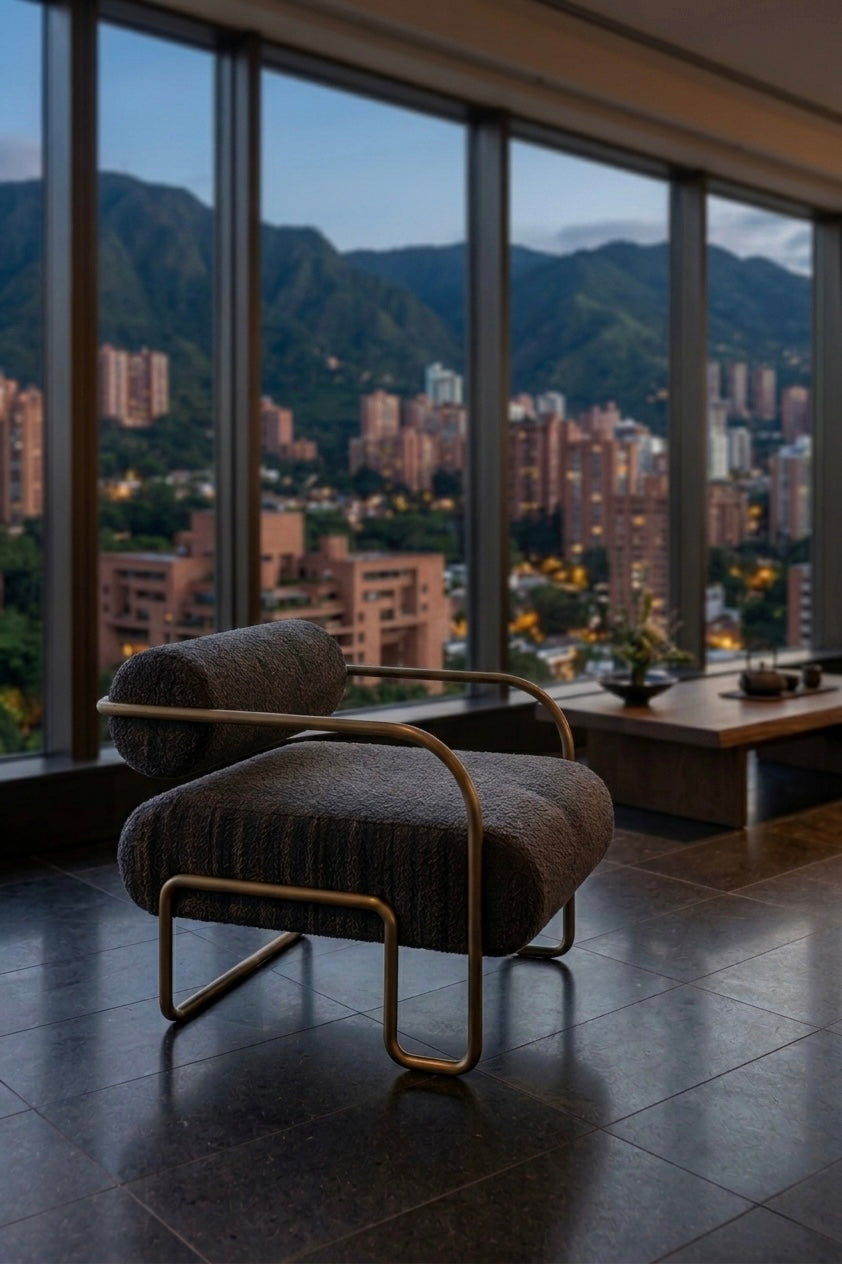 Poltrona Aro tapizada a medida con estructura en madera natural, Casa Líder Medellín