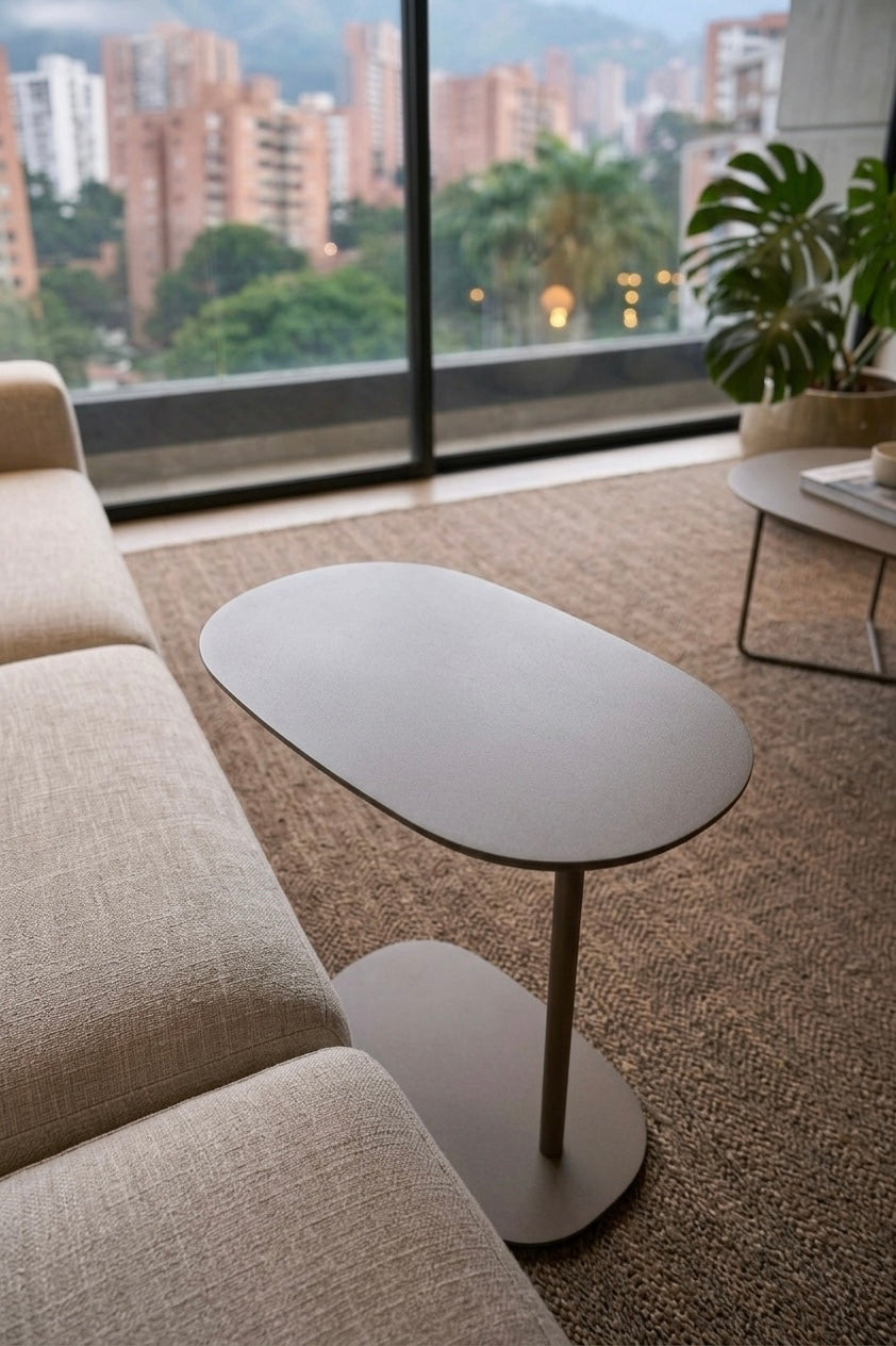 Mesa Auxiliar Ona en madera natural, mobiliario a medida fabricado en Medellín