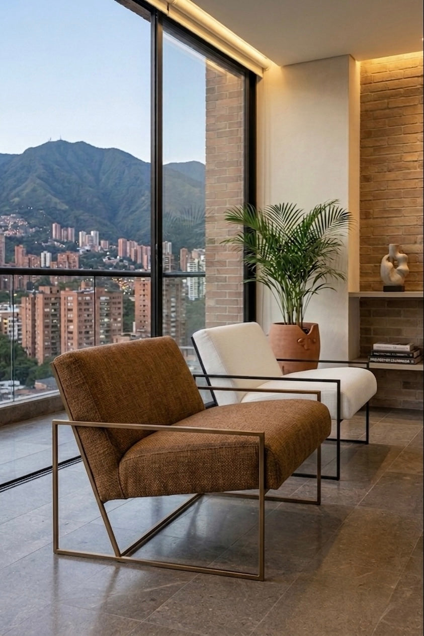 Poltrona Mara tapizada a medida con estructura en madera natural, Casa Líder Medellín