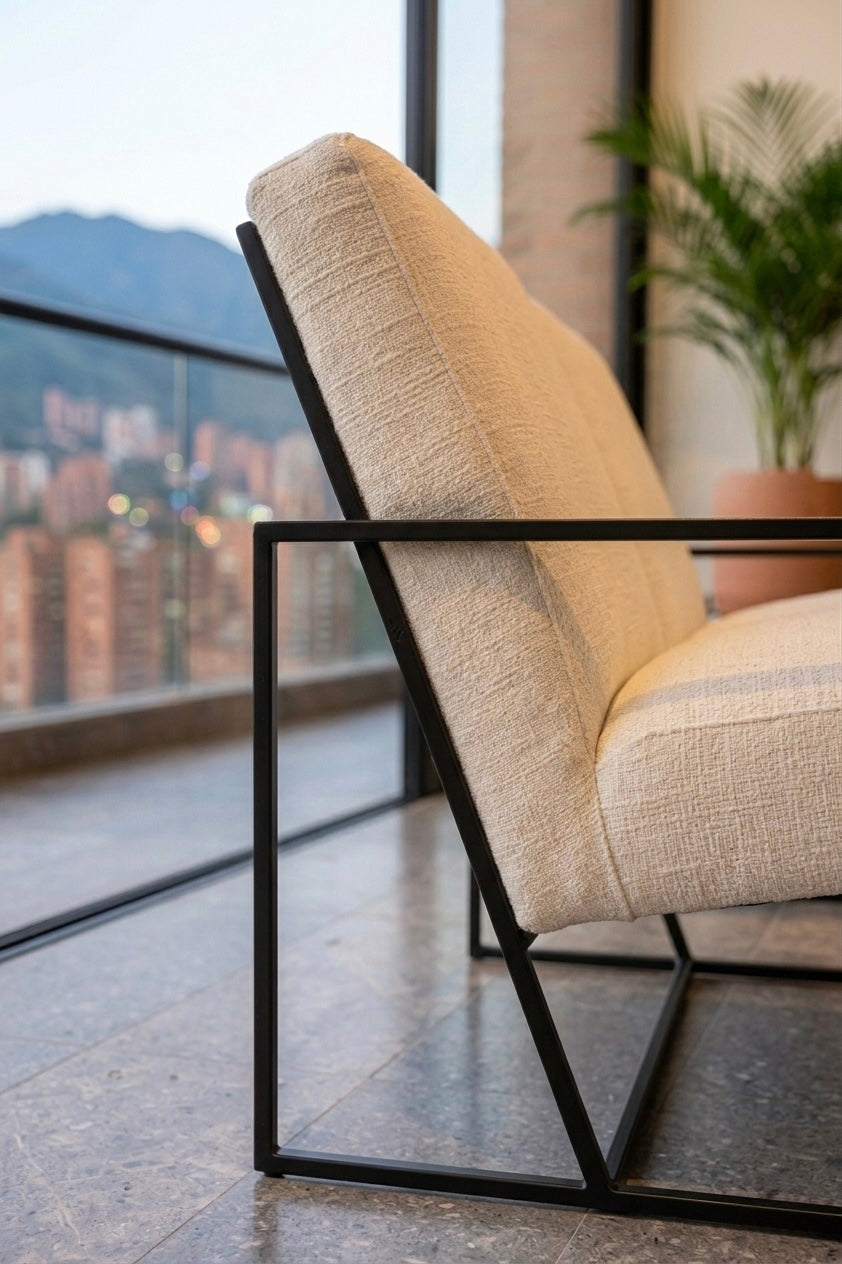 Poltrona Mara de Casa Líder, tapizado personalizable sobre estructura en madera maciza