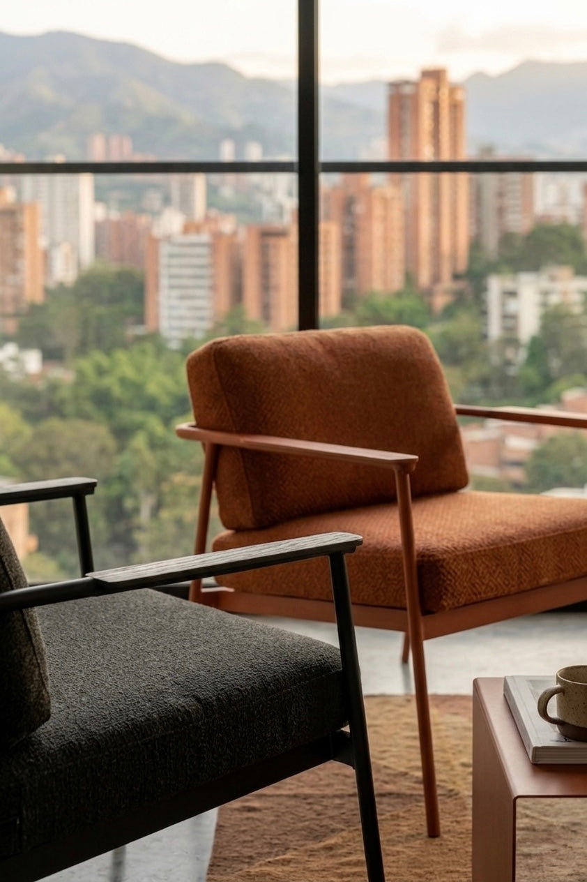 Poltrona Tokio de Casa Líder, tapizado personalizable sobre estructura en madera maciza