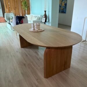Mesa de comedor Arcadia de diseño curvo en madera - Casa Líder Mobiliario