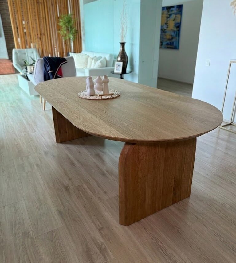 Mesa de comedor Arcadia de diseño curvo en madera - Casa Líder Mobiliario