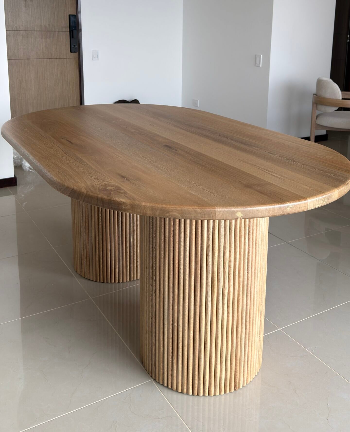 Mesa de comedor Solstice de diseño curvo en madera - Casa Líder Mobiliario