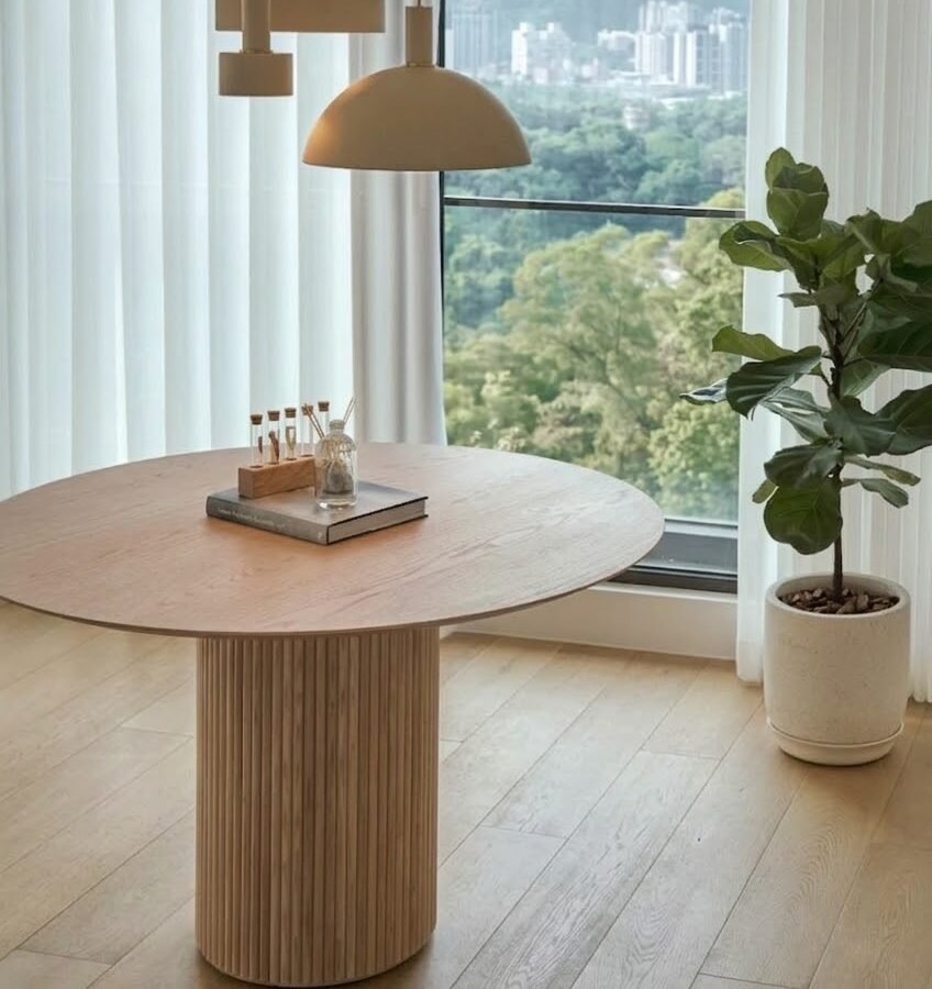 Mesa de comedor Aura de diseño curvo en madera - Casa Líder Mobiliario